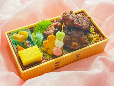 新商品 トリゴコロ名物　たまり醤油の極み黒唐揚げ弁当　-和水(なごみ)-