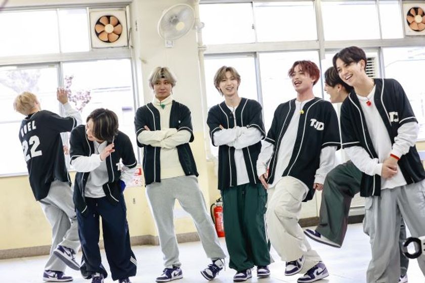 Travis Japan、登美丘高校ダンス部に緊急レッスン！
バブリーダンスとは「真逆」の作品に挑む
“新生登美丘”を全力サポート