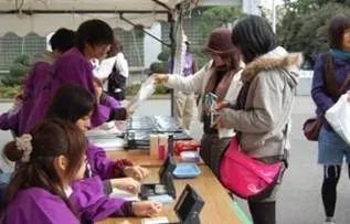 サンプリング袋配布の様子(1)