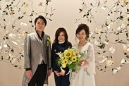 昨年グランプリ受賞の片山麻衣さんとエスコート役の尺八奏者Kenshi Maedaさん、主催代表赤澤由加里