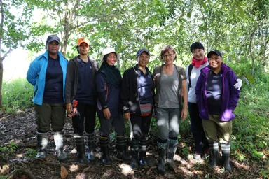 現地の人から暮らしの実態を聞き、知る