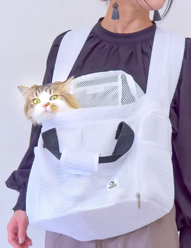 「全面メッシュペットマルチ抱っこ紐」ホワイト(Mサイズ着用)使用例