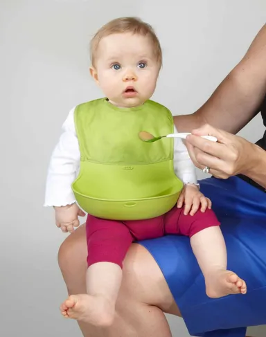 シリコンポケットが食べこぼしをキャッチ