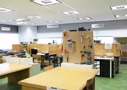 工作室内には広い作業スペースも設置
