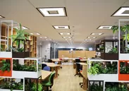 クリエイティブスペース。手前左右のグリーンは大和リース株式会社がMONOの工作室で製作、商品化された室内緑化システム「iG」