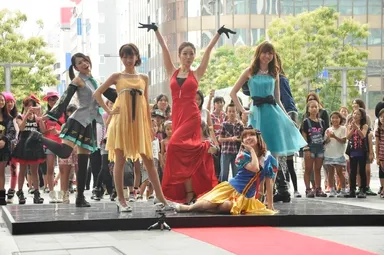 突然始まったダンスで魅了