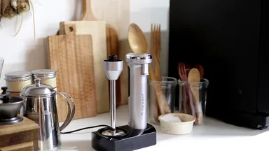 コンパクトに収納。置くだけで充電開始の手軽さ