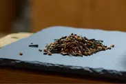 2種の棒ほうじ茶、焙煎米をブレンドした 「玄米茶88」02.穏