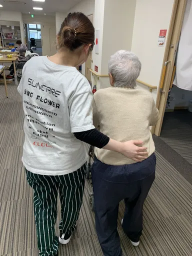 職員と入所者の様子(2)