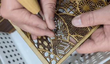 丁寧にかけらを抜く