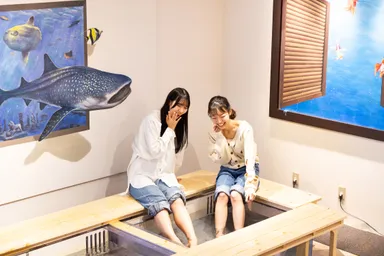 お帰りには同館2Fの「フィッシュフットマッサージ」で癒やされよう
