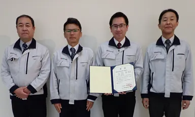 2024年電気化学会技術賞（棚橋賞）の賞状を持つ受賞者