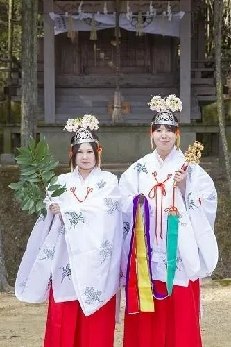 聖霊殿前のさくらふくむすめ