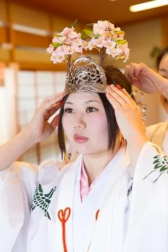 前天冠をつけるさくらふくむすめ