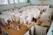 珠洲市 1月28日、避難所の紙の間仕切り設置後の様子
