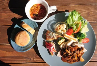 「桜山ピアット」 メイン料理(肉or魚),デリ3種,サラダ,スープ,ライスorパン付き