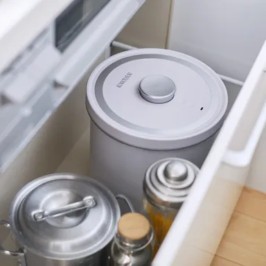 様々な場所にフィットする円筒状。