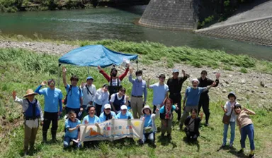 河川での清掃活動の様子