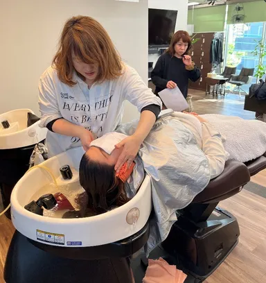 写真2：シャンプー台での施術の様子