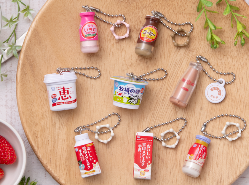 雪印メグミルク × バンダイ
シリーズ史上初のヨーグルト2品が登場!
乳飲料とヨーグルトのミニチュアチャームを発売
2024年4月中旬より全国のカプセルトイ自販機にて