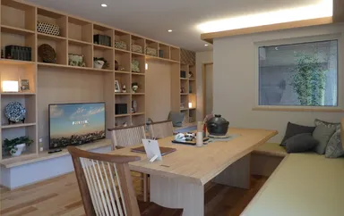 すっきりしたリビングにインテリアグッズの指定席を