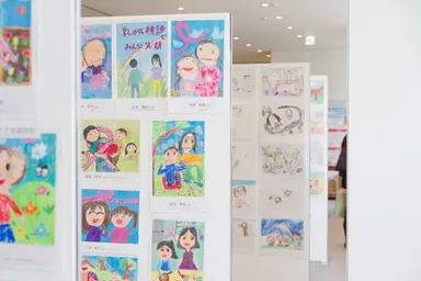 絵画コンクールの展示風景