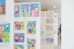 絵画コンクールの展示風景