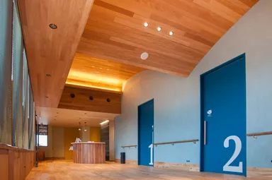 自然素材の木目を基調とした開放的な待合室