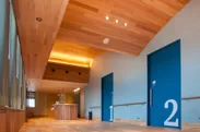 自然素材の木目を基調とした開放的な待合室
