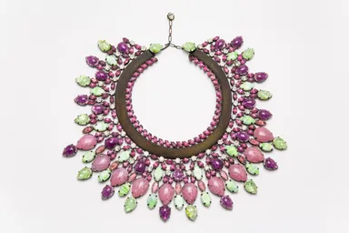 シス《ネックレス》　デザイン：ダミアン・シュラー　制作：メゾン・シス　制作年：1960年頃　制作国：フランス　素材：カボションガラス、クリスタルガラス、黒染加工メタルネット