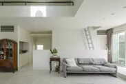 新たに購入したソファは、アンティーク家具や空間との相性を考えて選択