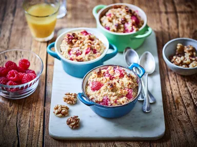 くるみ、ラズベリー、はちみつのベイクドオートミール