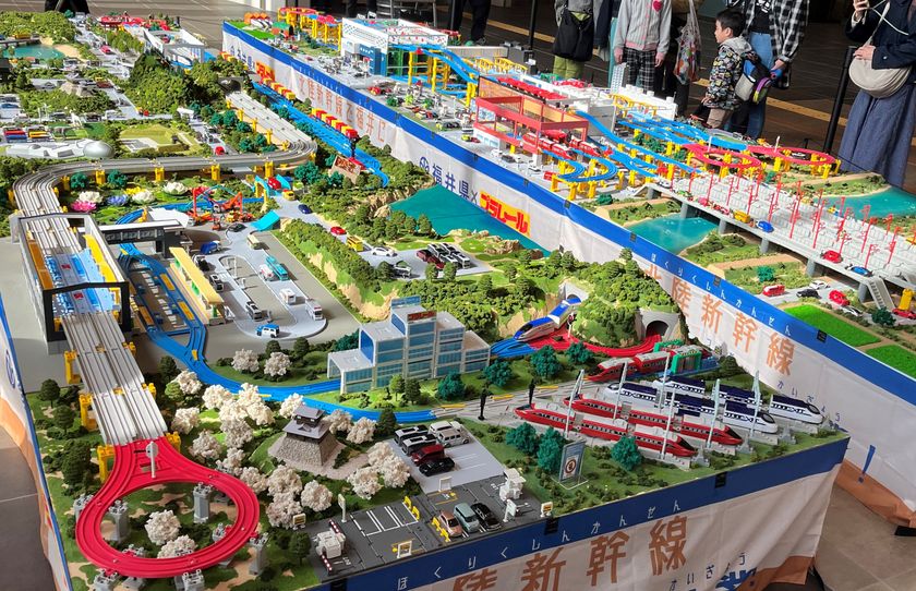 福井県×プラレール×JR西日本
オリジナル巨大プラレールジオラマ
4月19日(金)～5月6日(月・休)
オダイバ恐竜博覧会で展示決定！

毎日先着で新九頭竜橋・JR 福井駅・JR 敦賀駅を
プラレールで表現した3 種のオリジナルステッカー配布