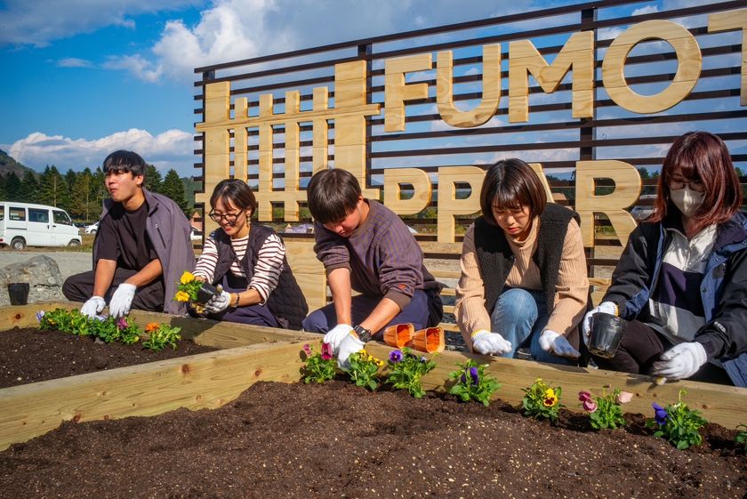 日本最大級のキャンプ場「ふもとっぱら」で
野外映画鑑賞会や瞑想ワークショップが体験できる！
「ハナノヒ Be」主催の『大人の林間学校』、
5月25日（土）開催。
