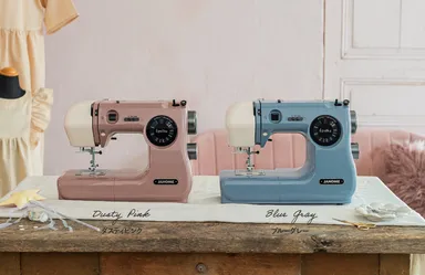 どこかレトロなデザインで、かわいいくすみカラーの2色展開