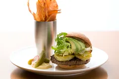 アボカドとグリーントマトのビーフバーガー 1800円