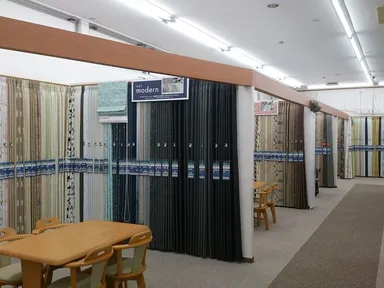 デザインテイスト別にカーテンを展示