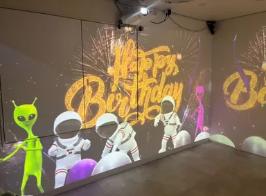 宇宙スタッフが盛り上げます