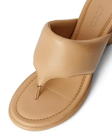 シンプルなストラップサンダルもこんなにもプレミアム＆エフォートレスに