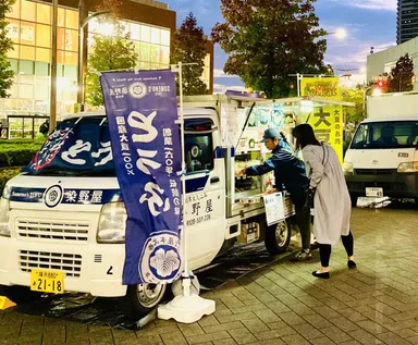 移動販売車と販売スタッフ