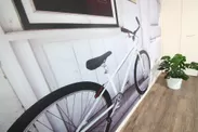 白壁と自転車