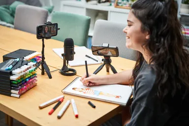 顔と手元の映像を個別に撮影する「お絵描き配信」のイメージ