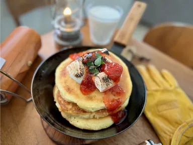 焼マシュマロといちごジャムの彩りホットケーキ