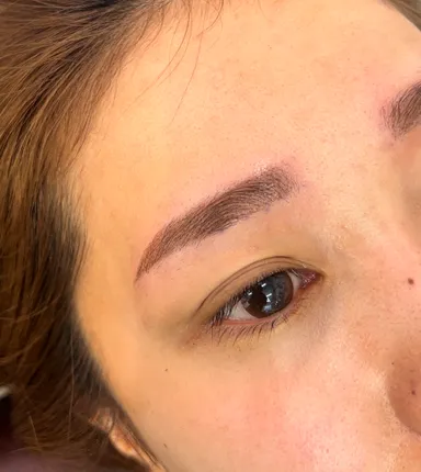 現役ヘアメイクアーティストが施術を担当します。2