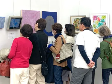 緻密画の隠れサインを探す来場者