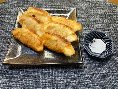 揚げ焼きにしてお塩でいただくおつまみ感覚のサクサク揚げ餃子