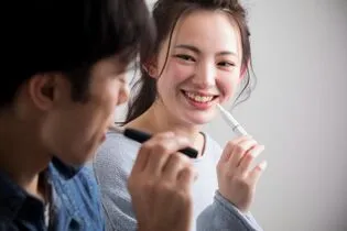 加熱式たばこを吸う男女