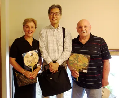 観光地でお土産にうちわを手に取る訪日客と