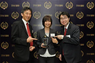 各社へトロフィーの進呈