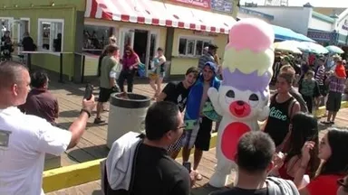 LAでカラプルに人だかりが発生！！